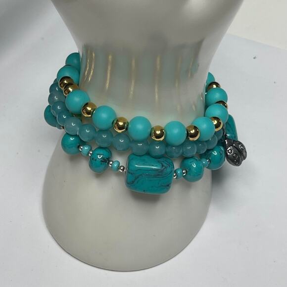 Beaded stretch bracelet set of 3 turquoise blue with some gold tone beads - Picture 3 of 10